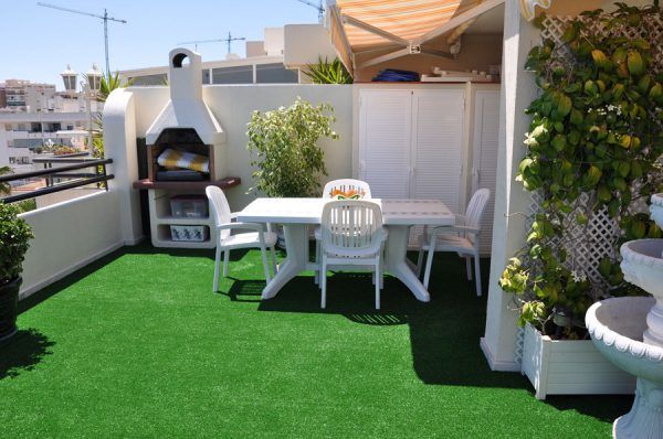 terraza de cesped artificial